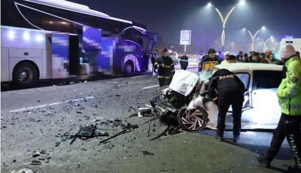 Aksaray'da yolcu otobüsü ile otomobil çarpıştı: 1 ölü, 1 yaralı.