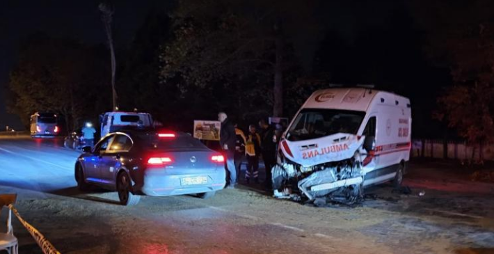 Ambulans zincirleme kazaya karıştı: 1 ölü