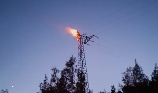 Elektrik direğinde akıma kapılan şahıs yanarak öldü