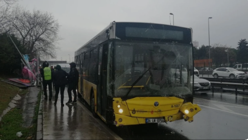 Kontrolden çıkan İETT otobüsü kaza yaptı    