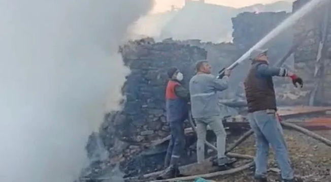 Kütahya'da yedi ev dört hayvan barınağı kül oldu