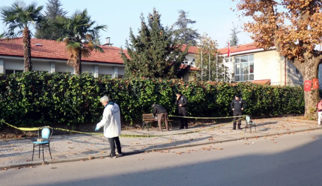 Sakarya'da kadını sokak ortasında öldürdü.