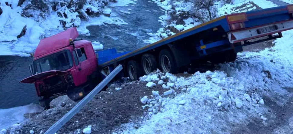 Tunceli'de Tır Dereye Uçtu