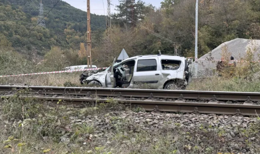 Zonguldak'ta feci olay... Otomobile tren çarptı, metrelerce sürüklendi: 2 yaralı